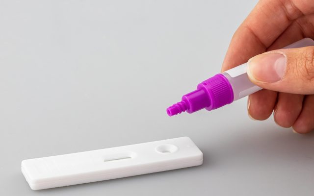 在线麦克风测试工具界面截图，深紫色背景上显示实时音频波形与灵敏度数值读数，专业的音频检测场景