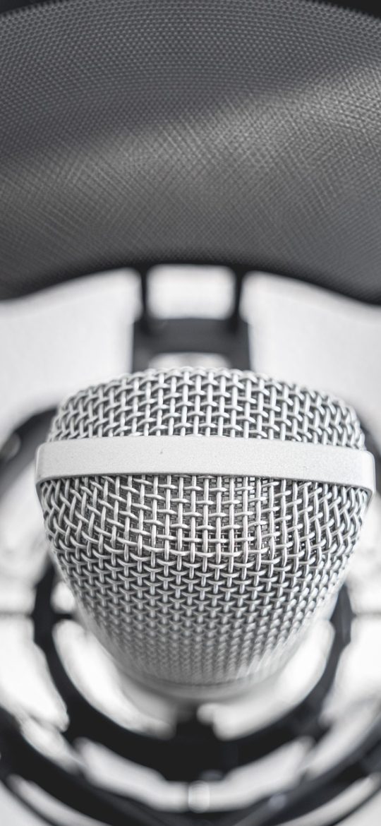 在线麦克风测试 App 的频响曲线界面，一条从左到右逐渐衰减的曲线画在深色网格上，高频段明显下坠